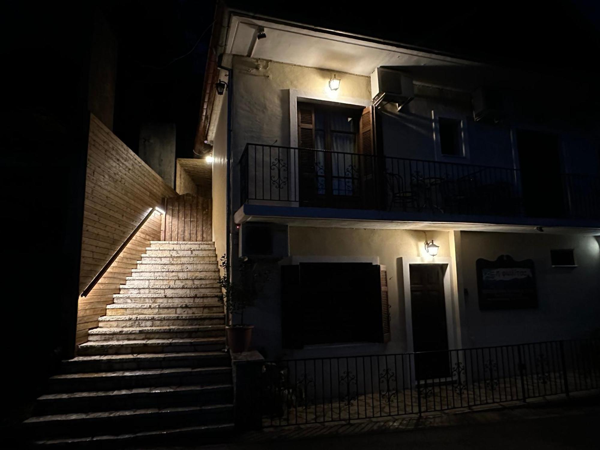 4 Mountain Hills Hotel Mega Chorio Exterior photo
